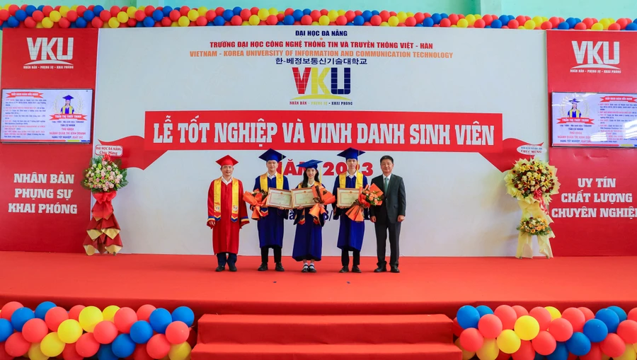 Trần Thị Thúy Trinh (thứ 3, trái sang) được tặng giấy khen và vinh danh trong Lễ tốt nghiệp. Ảnh: Hoàng Vinh. 