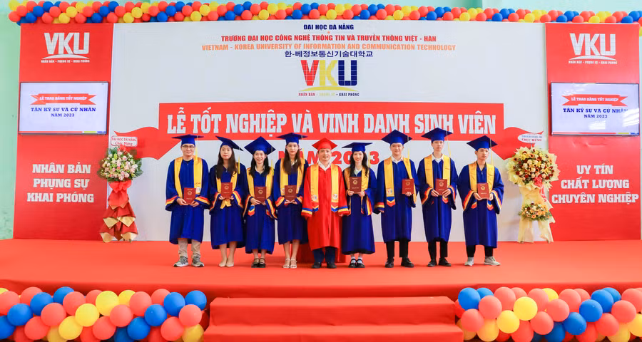 PGS.TS Huỳnh Công Pháp - Hiệu trưởng Trường VKU trao bằng tốt nghiệp Đại học cho các tân Kỹ sư, cử nhân. Ảnh: Hoàng Vinh. 