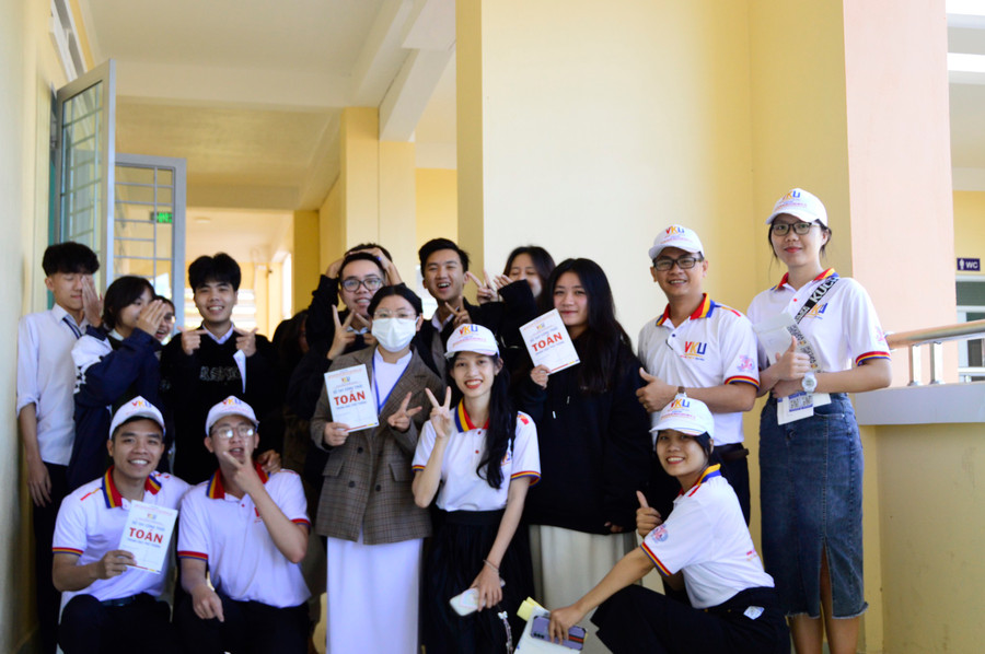 Trần Thị Thúy Trinh (thứ 4, hàng đầu tiên) trong một lần đi tư vấn tuyển sinh. Ảnh: Nguyễn Hòa. Trần Thị Thúy Trinh (thứ 4, hàng đầu tiên) trong một lần đi tư vấn tuyển sinh. Ảnh: Nguyễn Hòa.