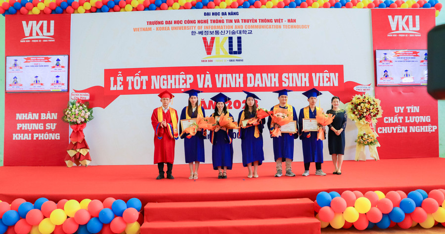 Trao giấy khen cho các tân Kỹ sư, Cử nhân có thành tích xuất sắc trong học tập. Ảnh: Hoàng Vinh. Trao giấy khen cho các tân Kỹ sư, Cử nhân có thành tích xuất sắc trong học tập. Ảnh: Hoàng Vinh.