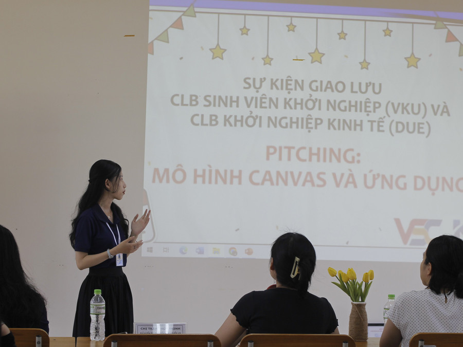 Trần Thị Thúy Trinh trong buổi thuyết trình tại sự kiện giao lưu CLB khởi nghiệp. Ảnh: Nguyễn Hòa. Trần Thị Thúy Trinh trong buổi thuyết trình tại sự kiện giao lưu CLB khởi nghiệp. Ảnh: Nguyễn Hòa.