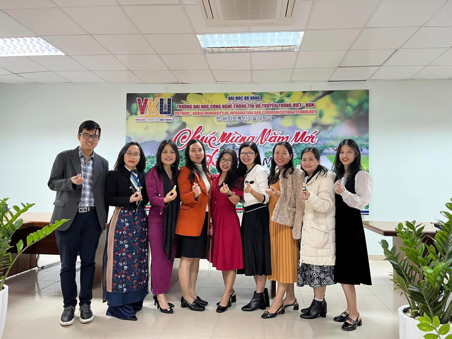 Nữ trợ giảng Trần Thị Thúy Trinh (ngoài cùng, bên phải) cùng các giảng viên Khoa kinh tế số và Thương mại điện tử, Trường VKU. Ảnh: Nguyễn Hòa. Nữ trợ giảng Trần Thị Thúy Trinh (ngoài cùng, bên phải) cùng các giảng viên Khoa kinh tế số và Thương mại điện tử, Trường VKU. Ảnh: Nguyễn Hòa.