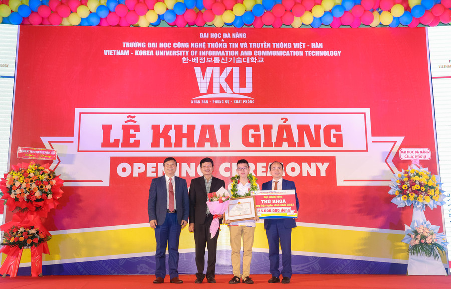 Trao học bổng cho tân thủ khoa năm học mới. Ảnh: Nguyễn Hòa. Trao học bổng cho tân thủ khoa năm học mới. Ảnh: Nguyễn Hòa.