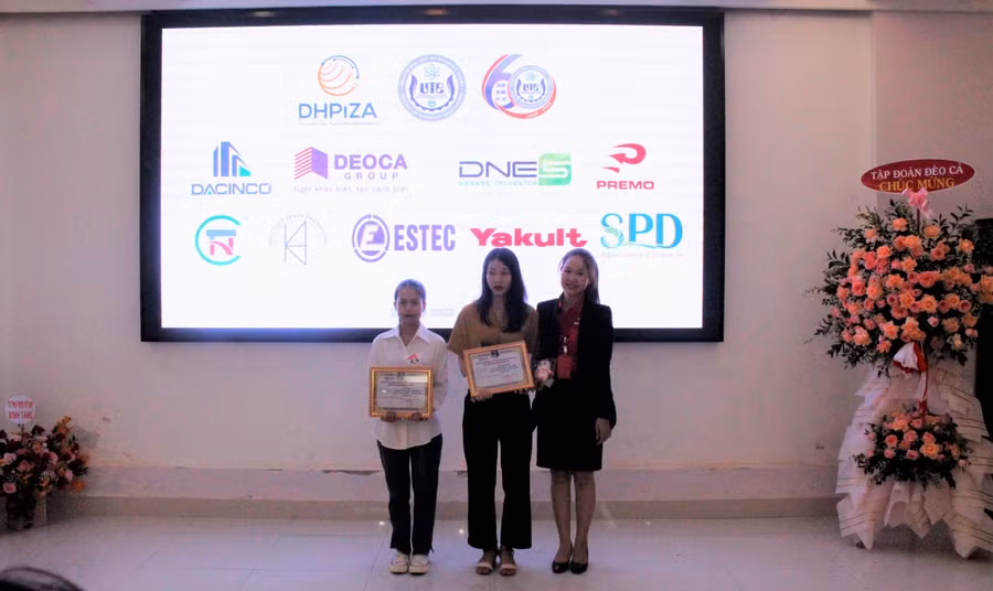 Đại diện Công TNHH Yakult Việt Nam – Chi nhánh Đà Nẵng trao học bổng cho sinh viên.