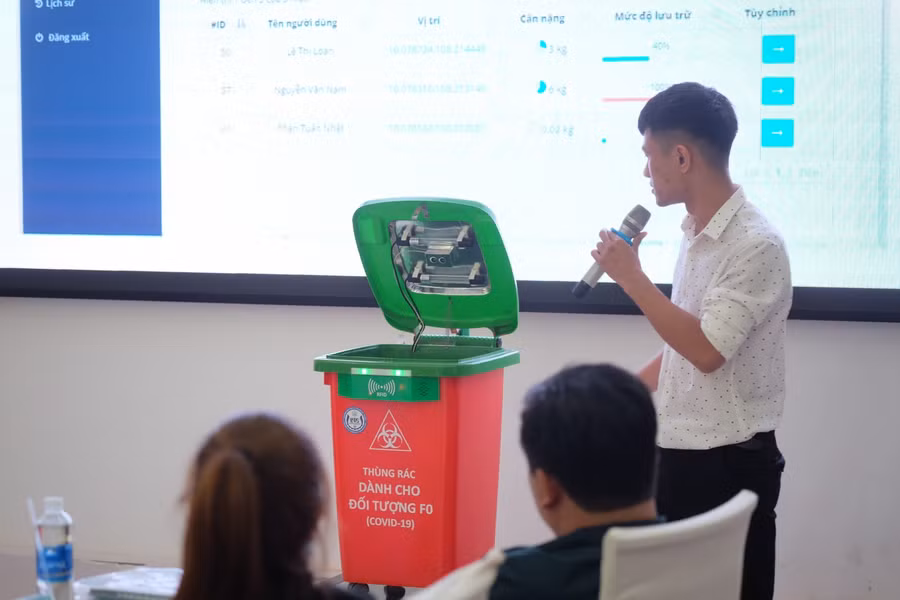 Các sinh viên trình bày về đề tài nghiên cứu khoa học tại Hội nghị.