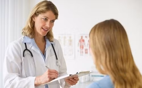 Các chị em nên nhờ bác sĩ tư vấn khi cấy que tránh tránh thai.