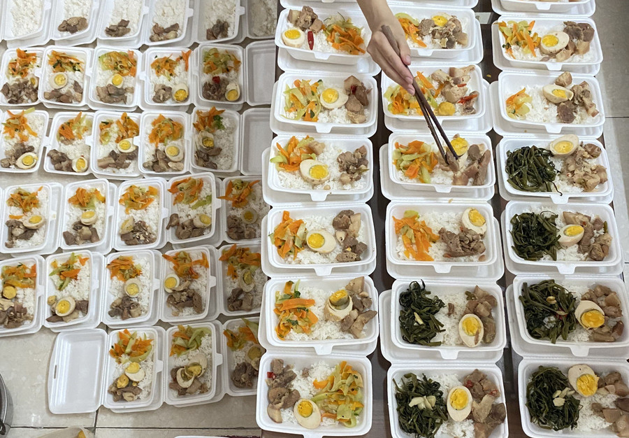 Những suất cơm do các bạn sinh viên nấu tặng cho người nghèo. Ảnh: Minh Vũ. Những suất cơm do các bạn sinh viên nấu tặng cho người nghèo. Ảnh: Minh Vũ.