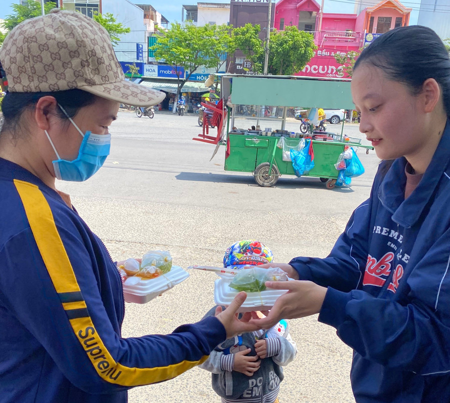 Suất cơm được trao đến tay những lao động nghèo. Ảnh: Minh Vũ. Suất cơm được trao đến tay những lao động nghèo. Ảnh: Minh Vũ.