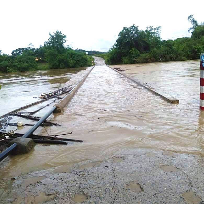 Đến chiều nay một số điểm ngập sâu nước đã rút rất nhanh, thế nhưng các phương tiện vẫn chưa thể lưu thông qua lại được