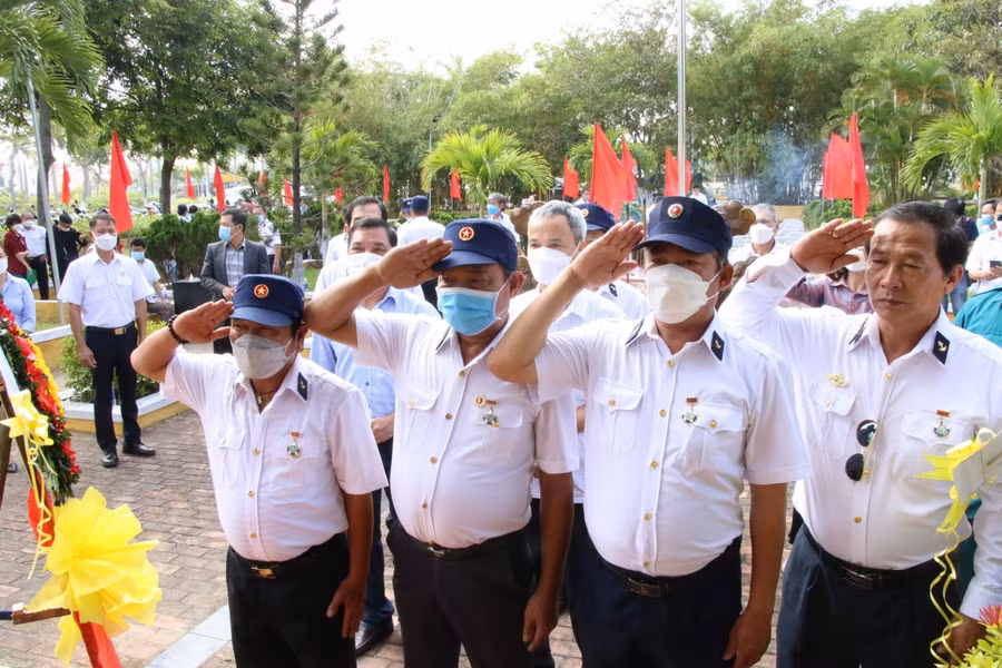 Đồng đội và Hội cựu chiến binh Lữ đoàn 83 tưởng niệm 64 liệt sĩ đã hy sinh để bảo vệ Gạc Ma - quần đảo Trường Sa của Việt Nam.