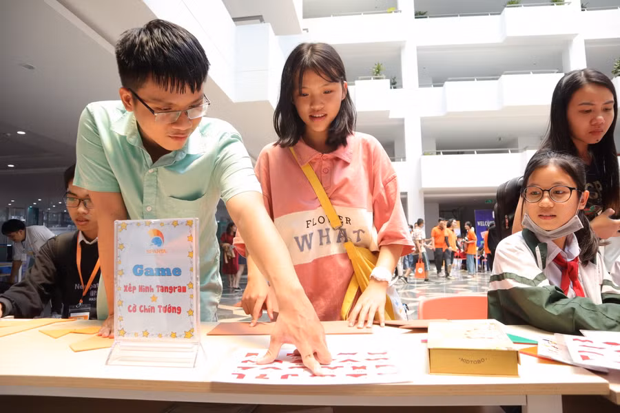 Học sinh tham gia trò chơi về toán học được tổ chức tại Ngày hội.