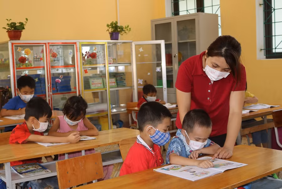 Cô và trò trường Tiểu học Tràng Xá (Võ Nhai, Thái Nguyên)