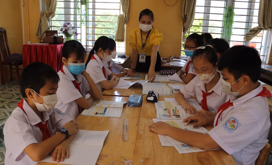 Một hoạt động nhóm trong giờ học của các em học sinh lớp 6, trường THCS Quang Trung, TP Thái Nguyên