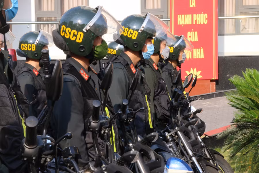 Đồng thời tăng cường công tác tuần tra, chốt chặn, kiểm soát an ninh trật tự, đảm bảo khép kín địa bàn, nhất là các địa bàn trọng điểm, phức tạp. Tăng cường ra quân, xử lý nghiêm các hành vi vi phạm về: kinh tế, môi trường, an ninh trật tự, giao thông, không để xảy ra ùn tắc giao thông, giảm tai nạn giao thông trên cả 3 tiêu chí...