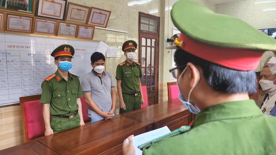 Công an tống đạt quyết định khởi bị can và bắt giam 4 tháng đối với tài xế Lương Duy Tân. Ảnh: Công an. 