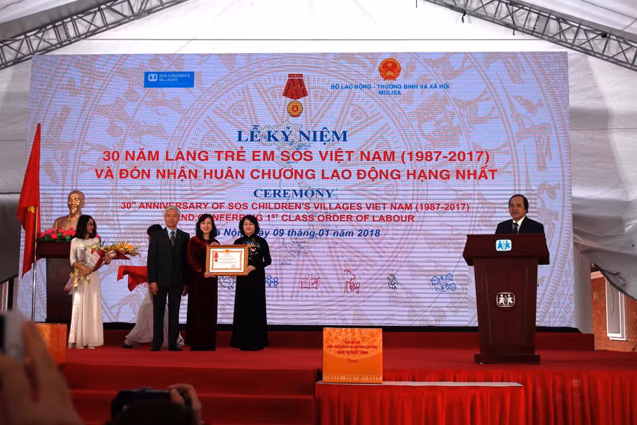 Phó chủ tịch nước Đặng Thị Ngọc Thịnh trao Huân chương Lao động Hạng Nhất cho Làng trẻ em SOS Việt Nam 