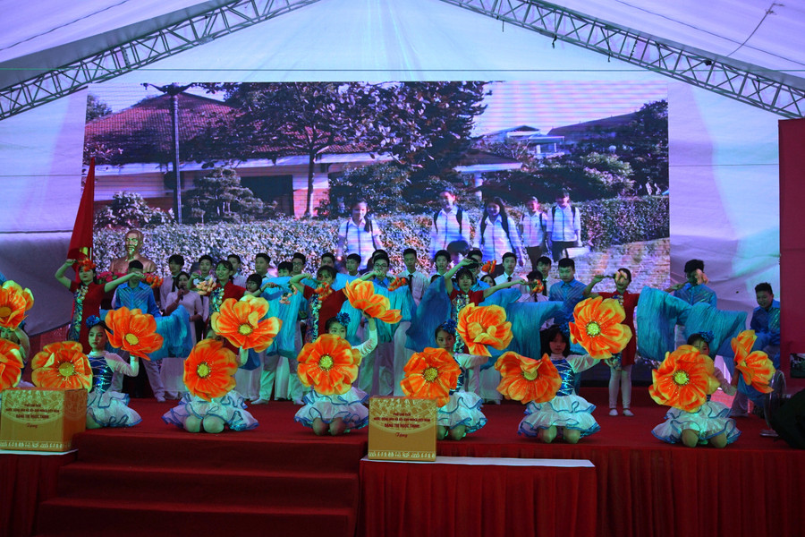 Văn nghệ chào mừng Lễ kỷ niệm