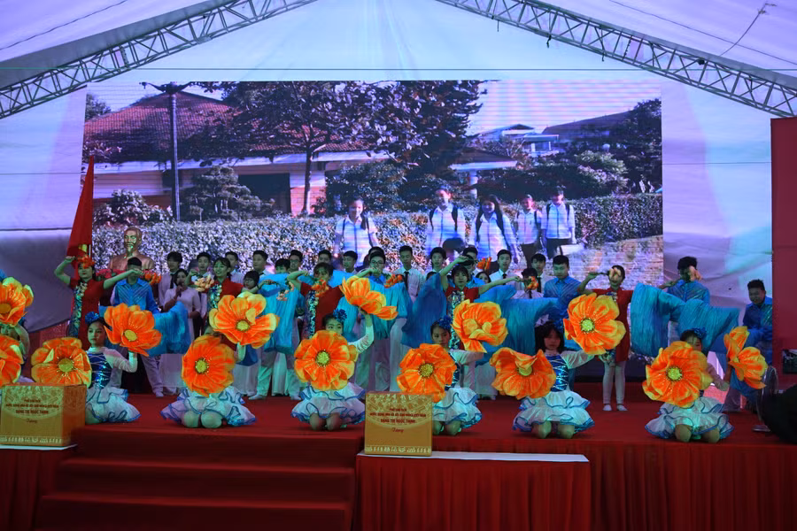 Văn nghệ chào mừng Lễ kỷ niệm Văn nghệ chào mừng Lễ kỷ niệm