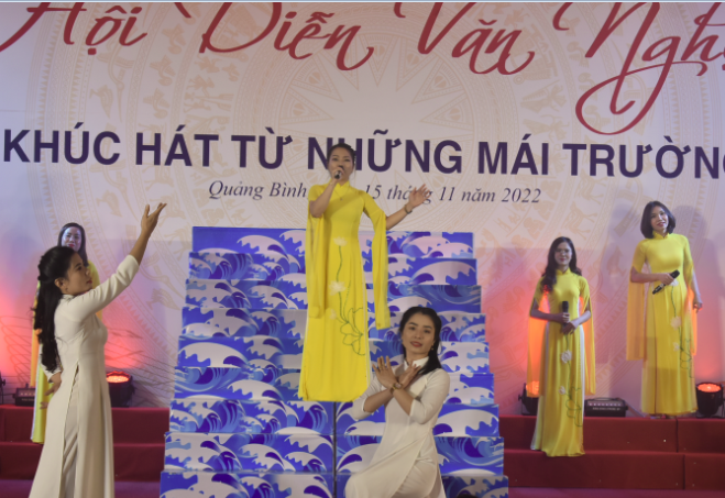 Các tiết mục văn nghệ đã được các thầy, cô giáo thể hiện thành công. Các tiết mục văn nghệ đã được các thầy, cô giáo thể hiện thành công.