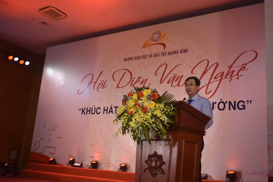 Giám đốc Sở GD&ĐT Quảng Bình - Đặng Ngọc Tuấn phát biểu tại Lễ khai mạc Hội diễn văn nghệ chào mừng kỷ niệm 40 năm ngày Nhà giáo Việt Nam 20/11.