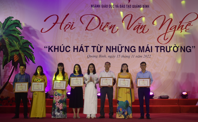 Bà Mai Thị Liên Giang, Phó Giám đốc Sở GD&ĐT trao tặng Giấy khen cho các đội thi. Bà Mai Thị Liên Giang, Phó Giám đốc Sở GD&ĐT trao tặng Giấy khen cho các đội thi.