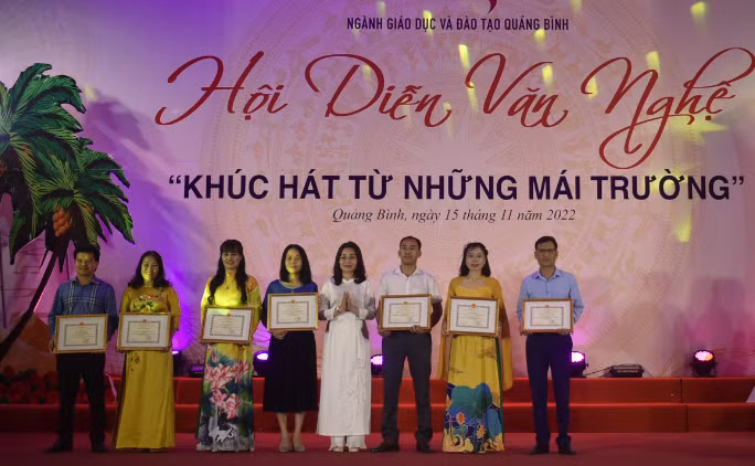 Bà Mai Thị Liên Giang, Phó Giám đốc Sở GD&amp;ĐT trao tặng Giấy khen cho các đội thi.