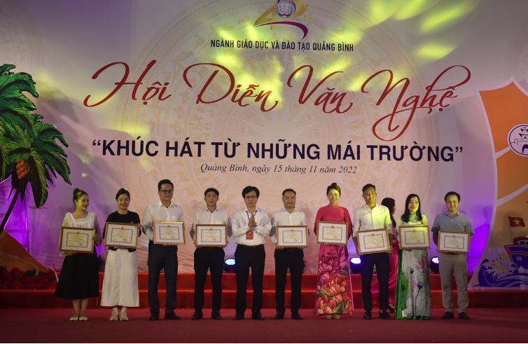 Ông Nguyễn Tất Thiện, Chủ tịch Công đoàn ngành GD&ĐT trao tặng Giấy khen cho các đội thi. Ông Nguyễn Tất Thiện, Chủ tịch Công đoàn ngành GD&ĐT trao tặng Giấy khen cho các đội thi.