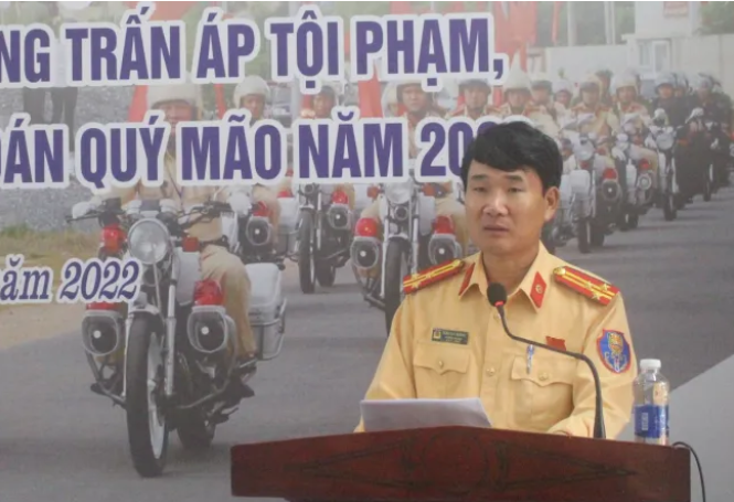 Thượng tá Trần Đức Dương – Trưởng Phòng CSGT Công an tỉnh phát biểu tại lễ ra quân.