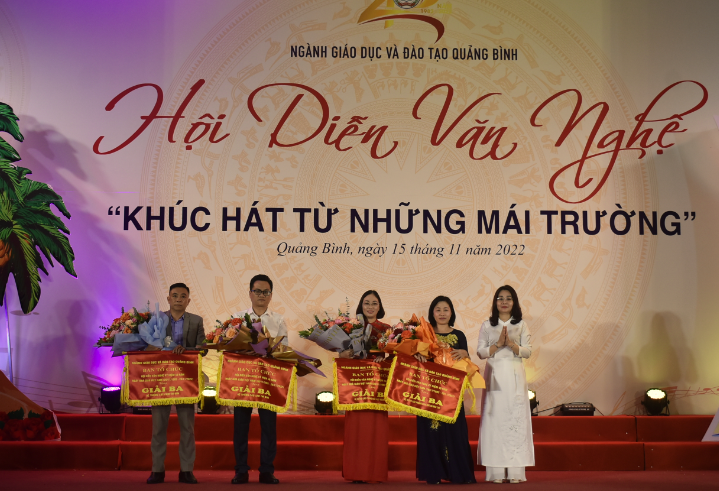 Ban tổ chức trao giải Ba tập thể cho hệ thống các Cụm thi đua và hệ thống các Phòng GD&ĐT. Ban tổ chức trao giải Ba tập thể cho hệ thống các Cụm thi đua và hệ thống các Phòng GD&ĐT.