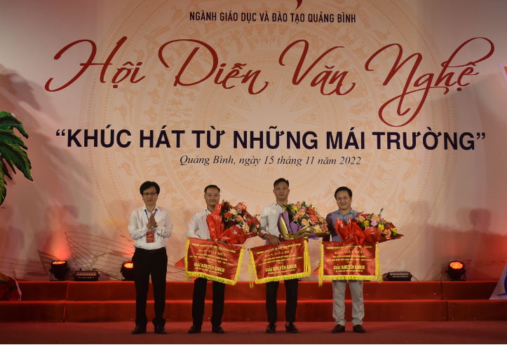 Ban tổ chức trao giải Khuyến khích tập thể cho các đội ở hệ thống Phòng GD&ĐT. Ban tổ chức trao giải Khuyến khích tập thể cho các đội ở hệ thống Phòng GD&ĐT.