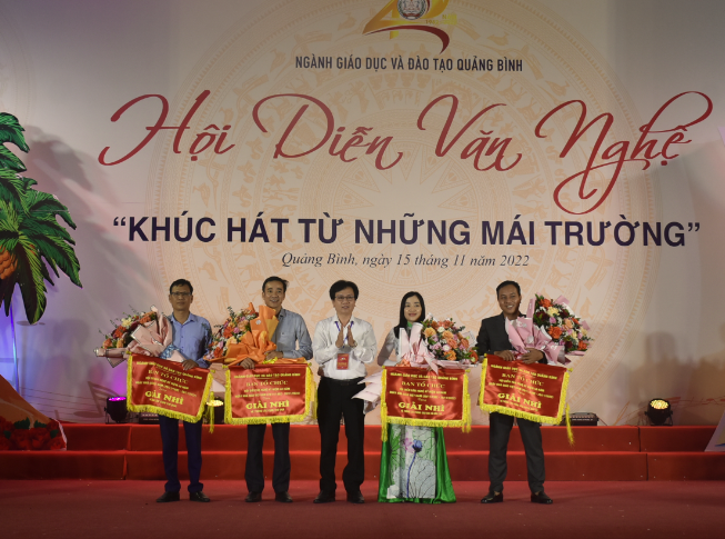 Ban tổ chức trao giải Nhì tập thể cho hệ thống các Cụm thi đua và hệ thống các Phòng GD&ĐT. Ban tổ chức trao giải Nhì tập thể cho hệ thống các Cụm thi đua và hệ thống các Phòng GD&ĐT.