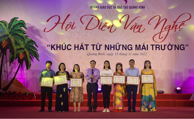 Ông Đặng Ngọc Tuấn, Giám đốc Sở GD&ĐT trao tặng Giấy khen cho các đội thi. Ông Đặng Ngọc Tuấn, Giám đốc Sở GD&ĐT trao tặng Giấy khen cho các đội thi.