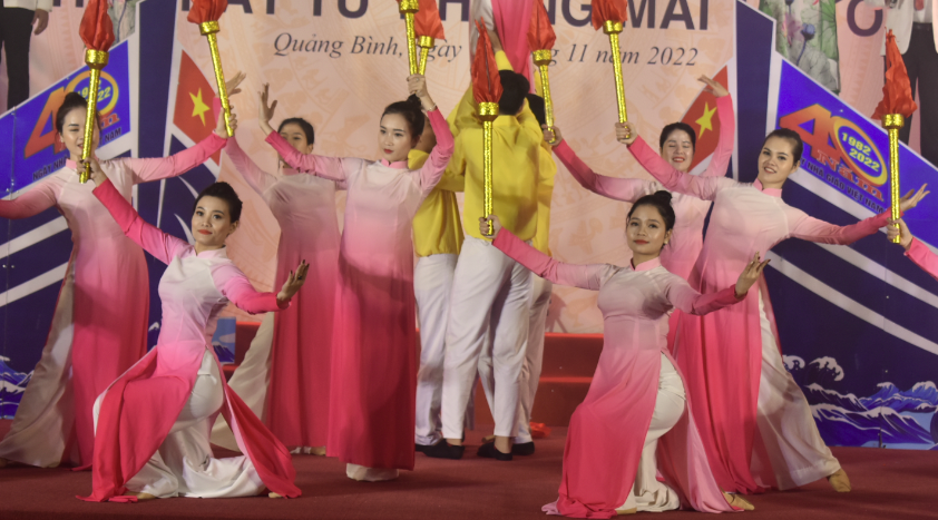 Sau 1 ngày diễn ra, các đội thi đã mang đến cho khán giả những tiết mục ấn tượng, đặc sắc. Sau 1 ngày diễn ra, các đội thi đã mang đến cho khán giả những tiết mục ấn tượng, đặc sắc.