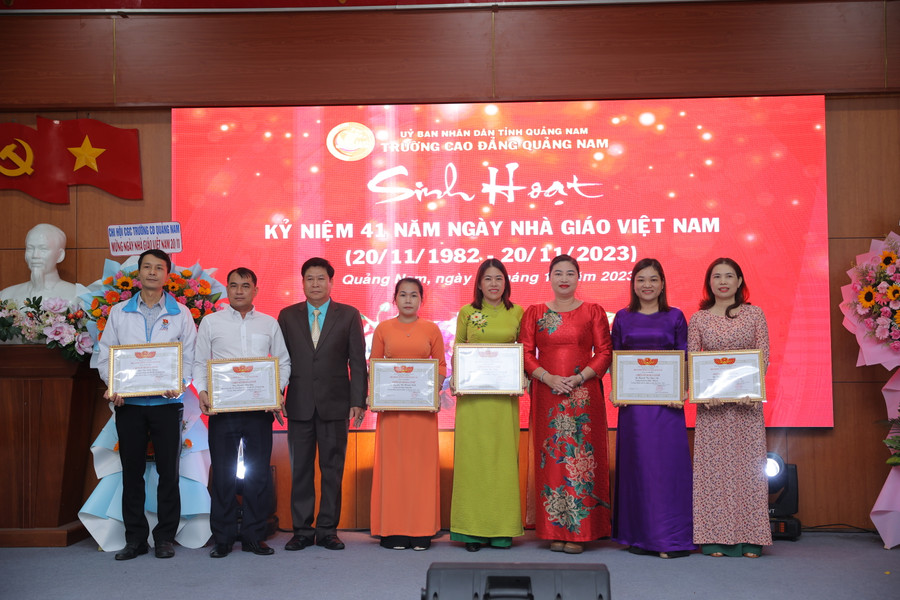 Tặng giấy khen cho các tập thể và cá nhân có thành tích nổi bật ở một số mặt công tác trong năm học 2022 – 2023. Tặng giấy khen cho các tập thể và cá nhân có thành tích nổi bật ở một số mặt công tác trong năm học 2022 – 2023.