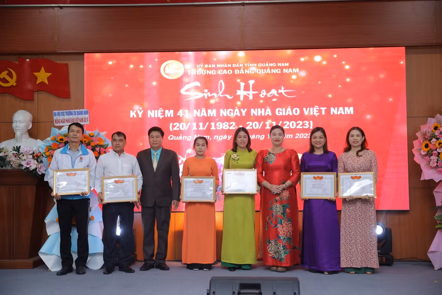 Tặng giấy khen cho các tập thể và cá nhân có thành tích nổi bật ở một số mặt công tác trong năm học 2022 – 2023.