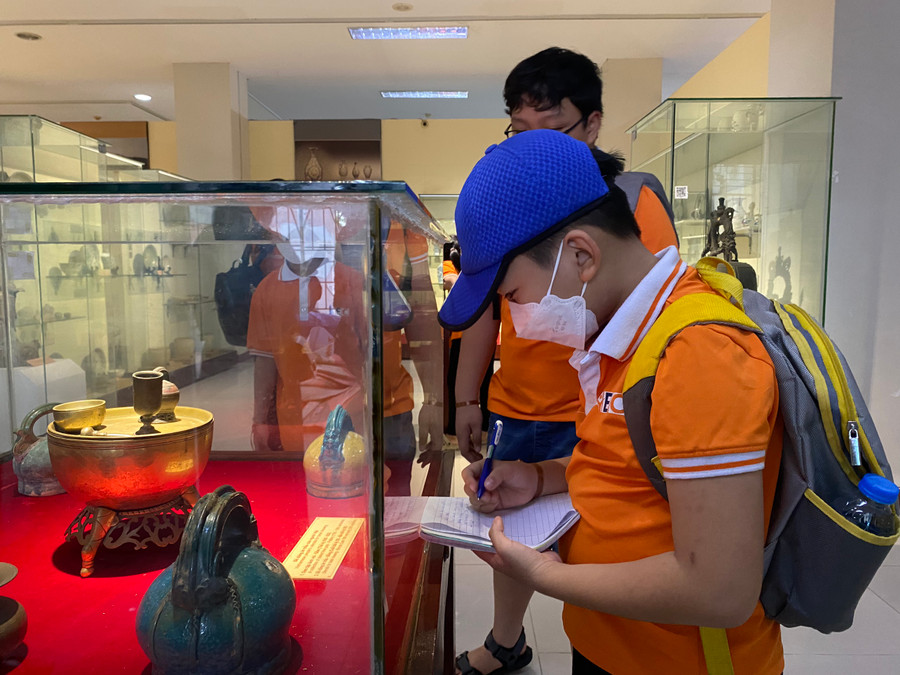 Học sinh tham quan, tìm hiểu các hiện vật được trưng bày tại Bảo tàng Đà Nẵng. (Ảnh: Hoàng Vinh). Học sinh tham quan, tìm hiểu các hiện vật được trưng bày tại Bảo tàng Đà Nẵng. (Ảnh: Hoàng Vinh).