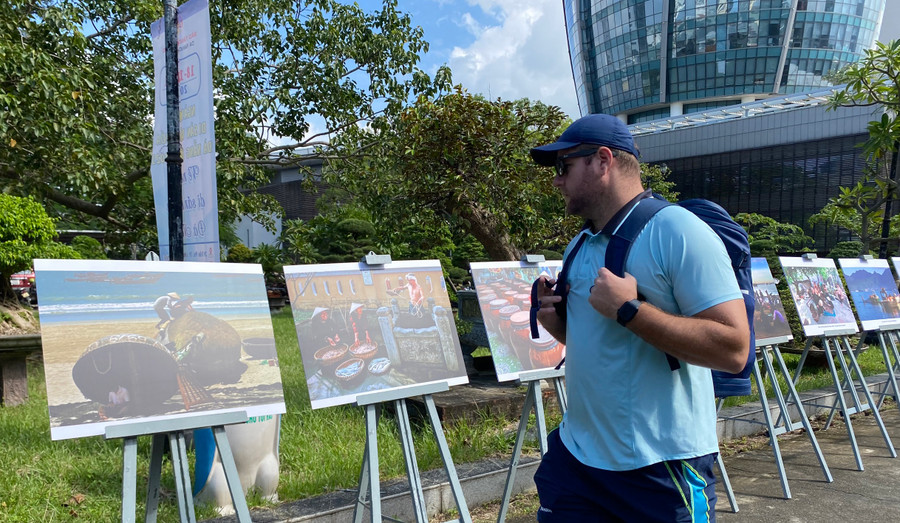 Khách nước ngoài xem những bước ảnh về "chuyện làng biển". (Ảnh: Hoàng Vinh). Khách nước ngoài xem những bước ảnh về "chuyện làng biển". (Ảnh: Hoàng Vinh).