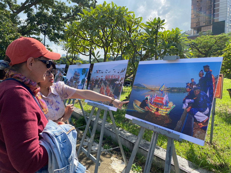 Khách quốc tế tìm hiểu về các tập tục thờ cúng của người dân ven biển Đà Nẵng qua các bức. Ảnh: Hoàng Vinh. Khách quốc tế tìm hiểu về các tập tục thờ cúng của người dân ven biển Đà Nẵng qua các bức. Ảnh: Hoàng Vinh.