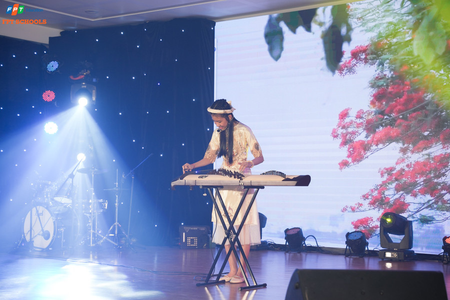 Tiết mục Độc tấu đàn tranh giành Giải Nhì chung cuộc bảng B. Ảnh: TH&THCS FPT Đà Nẵng