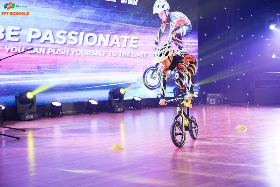 Màn biểu diễn xe thăng bằng của thí sinh. Ảnh: TH&THCS FPT Đà Nẵng