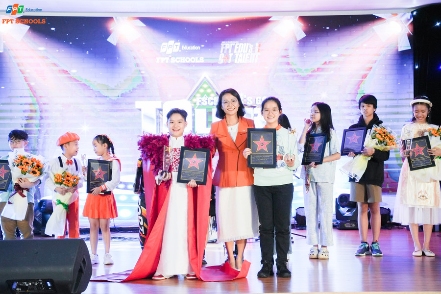Hai Quán quân mùa 1 Fschools’s Got Talent 2023 tại Trường TH&THCS FPT Đà Nẵng. Ảnh: TH&THCS FPT Đà Nẵng