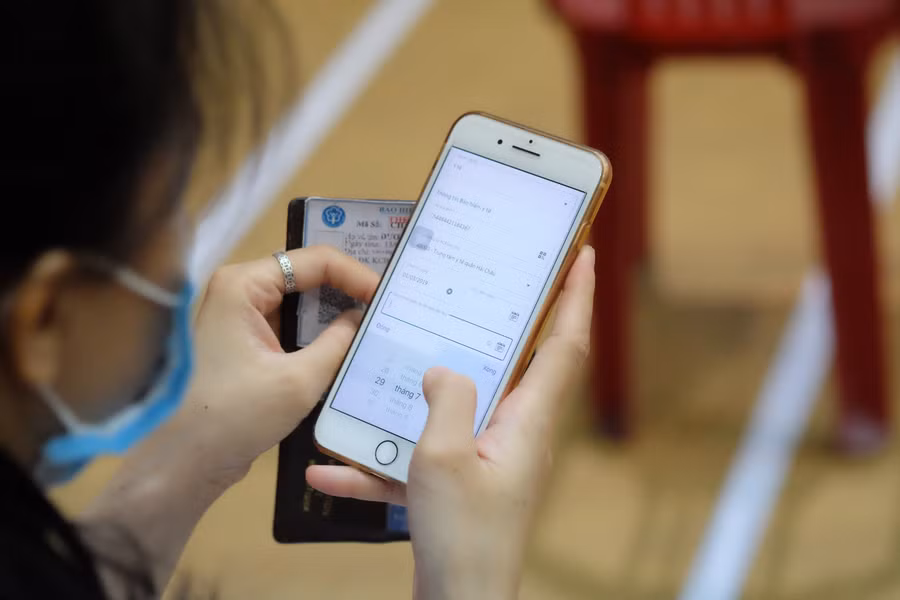 Người dân sau khi tiêm vắc xin xong sẽ tải ứng dụng Sức khỏe điện tử để tiện theo dõi.