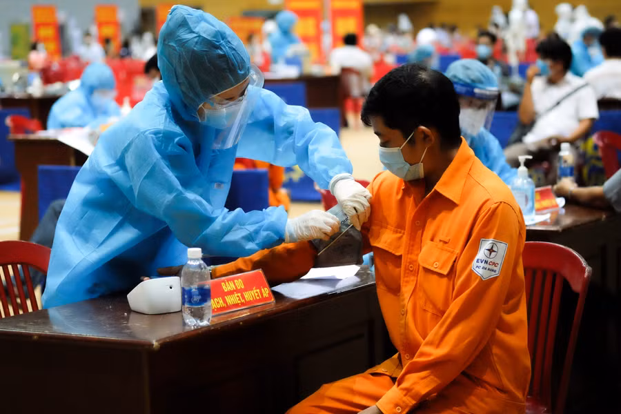 Một công nhân điện lực Đà Nẵng chuẩn bị tiêm vắc xin.