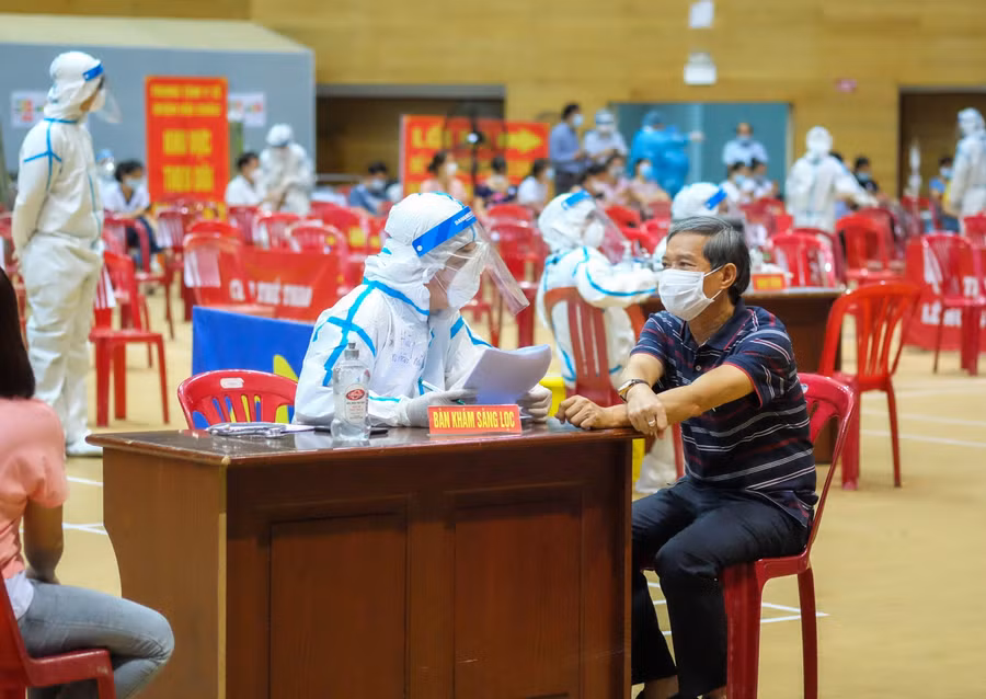 Người dân sẽ được các bác sĩ tư vấn, khám sàng lọc trước bắt đầu tiêm vắc xin.