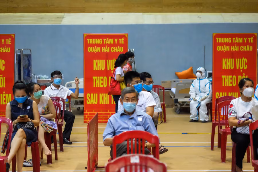 Sau khi tiêm, người dân sẽ được ngồi ở khu vực theo dõi sau khi tiêm.