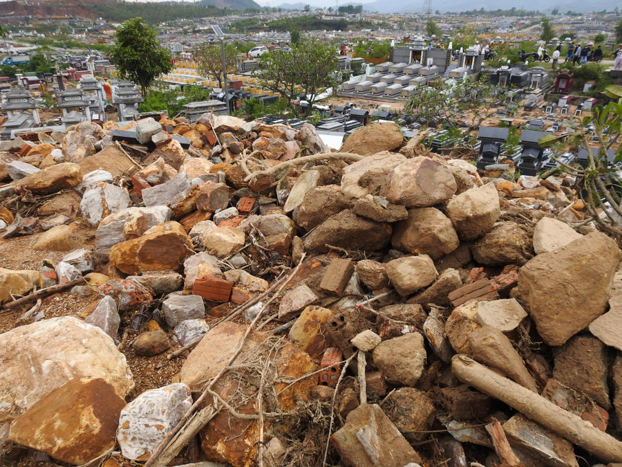 Khu vực phần mộ thai nhi và người vô danh tại nghĩa trang bị cuốn phăng, tan hoang. Lượng lớn đất đá đổ xuống khiến lăng mộ tại đây bị hư hỏng nghiêm trọng.