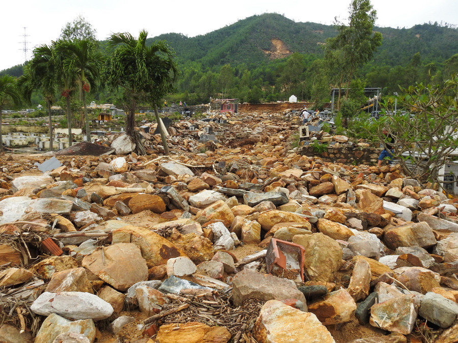 Ngày 17/10, ghi nhận tại nghĩa trang Hòa Sơn (huyện Hòa Vang, TP. Đà Nẵng), có ít nhất 3 điểm ở bị sạt lở. Hàng ngàn ngôi mộ tại đây bị đất đá tràn xuống cuốn trôi, vùi lấp.