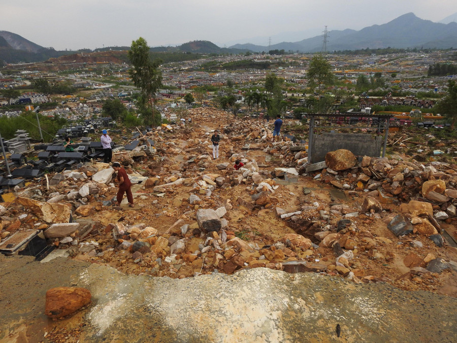 Nhiều gia đình có người thân yên nghỉ tại nghĩa trang đến tìm kiếm trong vô vọng.