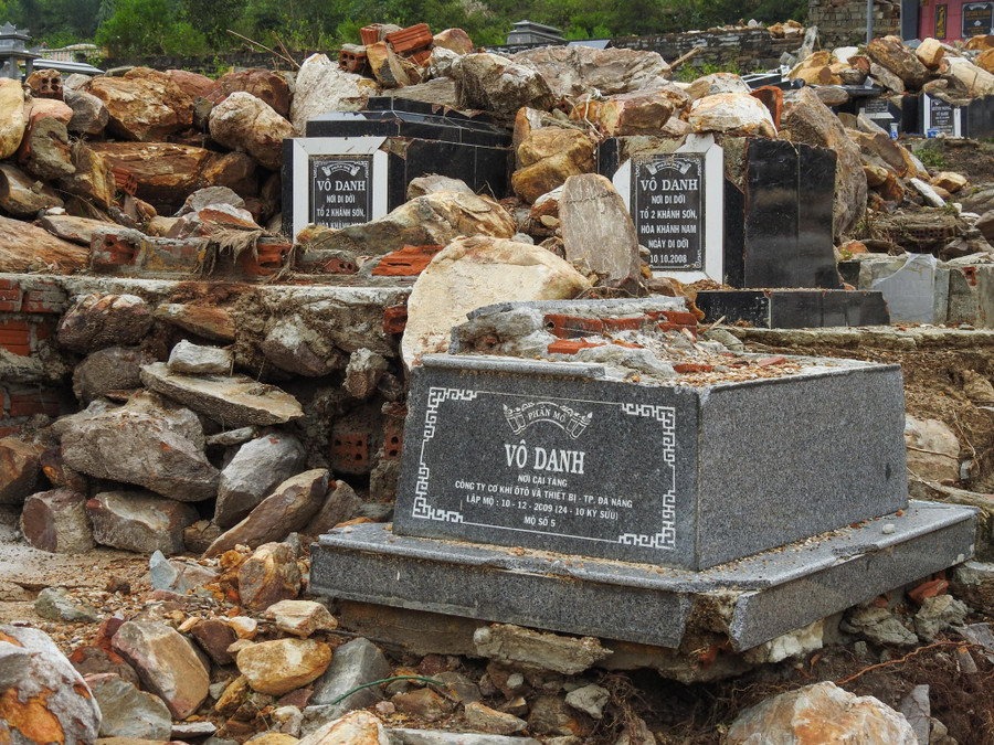 Những ngôi mộ vô danh bị sạt lở sau trận mưa lũ vào đêm 14/10.