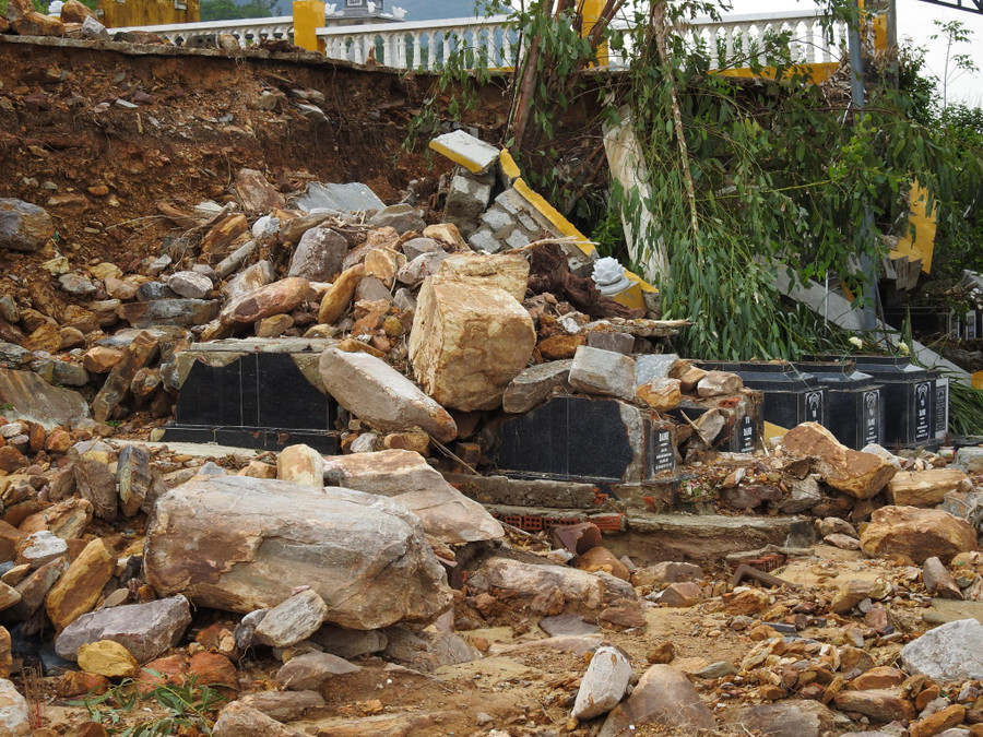 Những ngôi mộ bị đá rơi trúng dẫn đến sụp đổ.